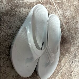 OOFOS Oolala Women's Classic White Sandals